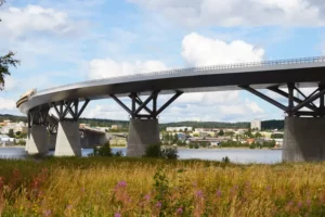 Eine lange Straßenbrücke führt über einen Fluss.