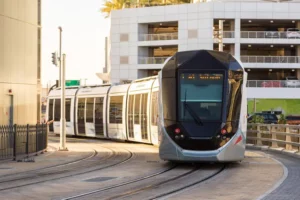 Ein Zug fährt über Bahnschienen in der Stadt.